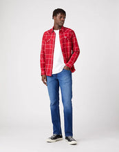 Load image into Gallery viewer, Wrangler WESTERN SHIRT IN FORMULA RED
